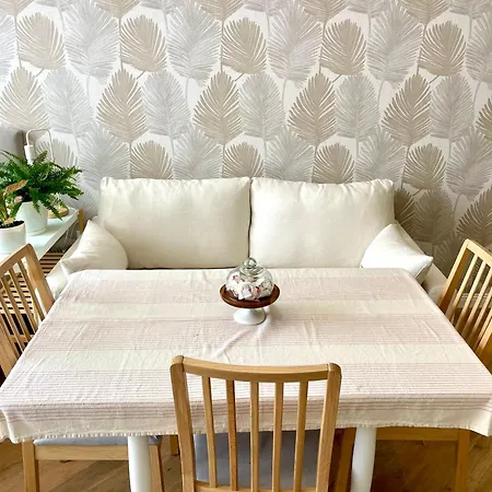 Coral Bay - Beachfront With Free Parking Apartmán *