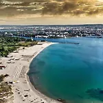 Appartement Coral Bay - Beachfront With Free Parking