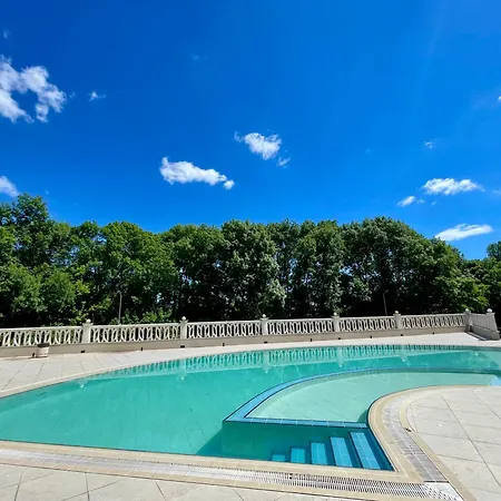 Coral Bay - Beachfront With Free Parking