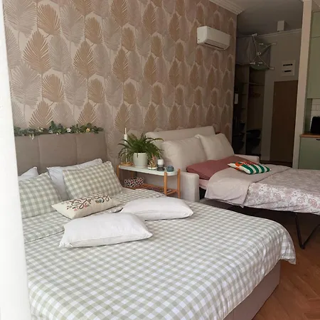 Coral Bay - Beachfront With Free Parking Lejlighed *