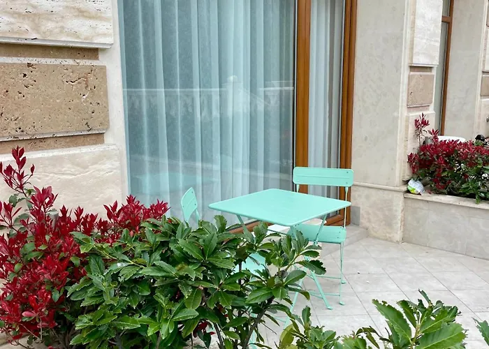 Coral Bay - Beachfront With Free Parking *